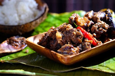 Cooking the recipe in the slow cooker will give you a nicely flavoured curry, but you won't get the oil separating from the coconut milk, which means you won't get the sauce reducing or the. Slow Cooker Beef Rendang