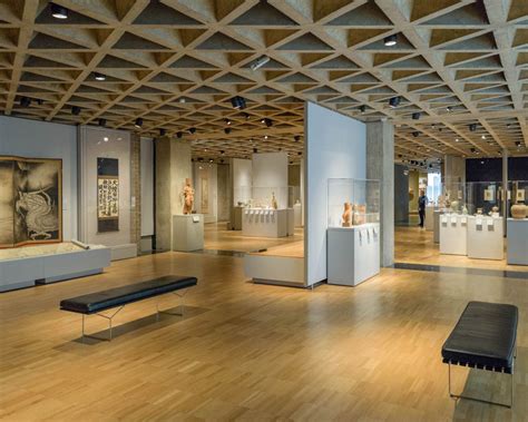 The art gallery of yale university, was first used concrete roof structure consists of a tetrahedron with special armor that exposes the light fixtures and duct air conditioning. AD Classics: Yale University Art Gallery / Louis Kahn ...
