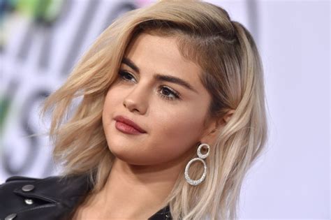 Selena gomes is known for her cuteness and beauty. Selena Gomez shows off her hairstyle with a shaved head ...