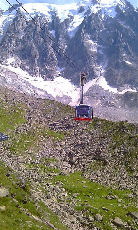 Pour tenir compte des directives d'accueil, la capacité du téléphérique sera réduite de 50% sur le mois de mai. Téléphérique de l'Aiguille du Midi | Paysage montagnard ...