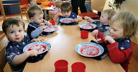 The teacher is trying to get rid of her kids. Ganztags im Kindergarten - Titisee-Neustadt - Badische Zeitung
