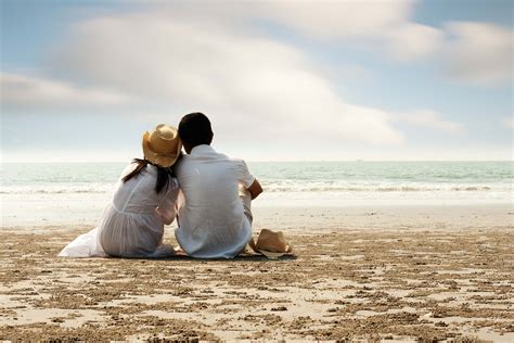 Download Couple At Beach Leaning On Shoulder Picture