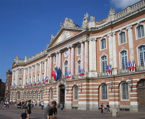 Apartment is located in 220 m from the centre. File:Toulouse le Capitole.jpg - Wikimedia Commons