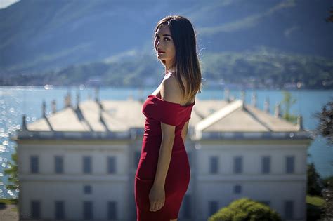여자들 모델 초상화 Luca Briccola 갈색 머리의 갈색 눈 어깨 너머로보고 맨손으로 어깨 뒤로 빨간