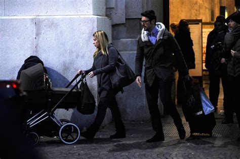 Contemporaneamente alla militanza politica, giorgia meloni, per mantenersi agli studi. Giorgia Meloni mamma con la figlia Ginevra e il compagno ...