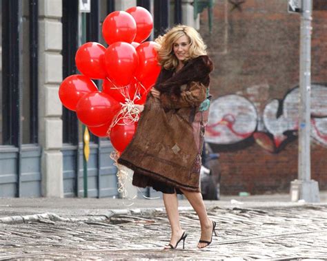 10 Iconic Carrie Bradshaw Outfits To Add To Your Closet
