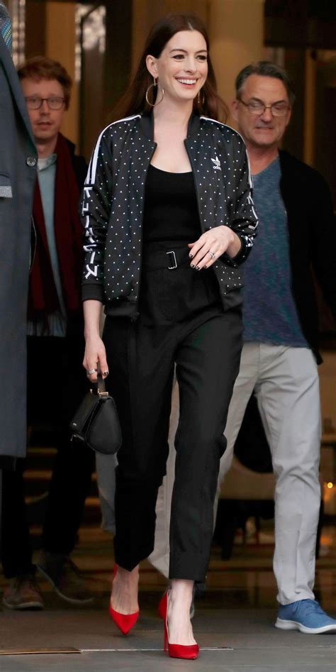 Anne Hathaway Outfits 50 Best Outfits In 2020 Anne Hathaway Style