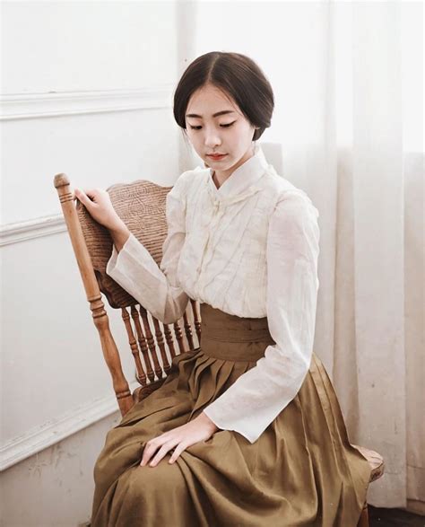 9 inspirasi outfit kim dami dengan bawahan rok high waist