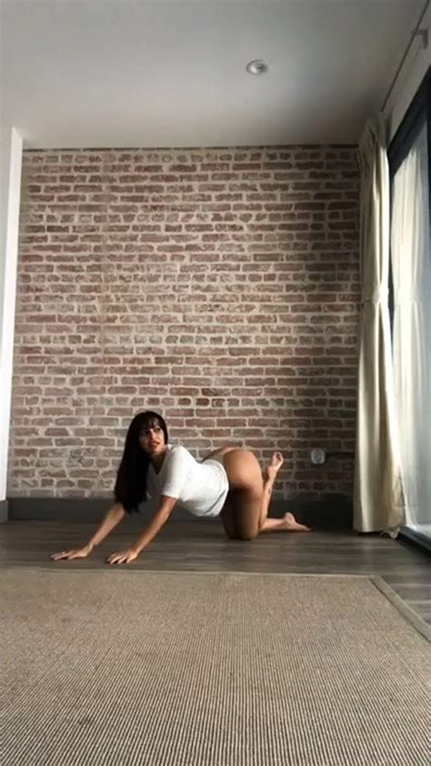 Sexy Vida Guerra Showed Her Big Butt In Hot Black Lingerie