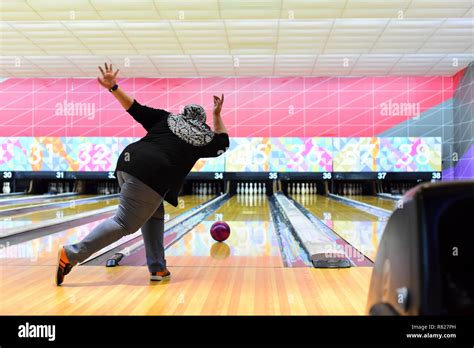 Women Bowler Throw The Ball At The Bowling Lane Stock Photo Alamy