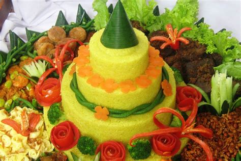 Makanan khas yang berbahan dasar ketan dan kelapa memiliki tekstur kenyal dan lengket. Cara Membuat Nasi Tumpeng kuning | Warung Betawi Mpok Atih ...