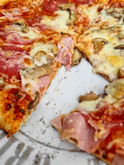 Pizza Klassiker Salami Schinken Champignon Grillforum Und BBQ