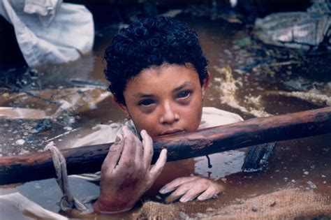 La fotografía de la joven habitante de la ciudad, omayra sánchez atrapada entre escombros, se convirtió en un emblema de la ineficiencia de las autoridades y tuvo difusión a nivel mundial. Fotos más impactantes de la tragedia de Armero - Otras ...