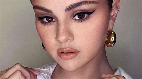 Selena Gomez Shared A Barefaced Spotty Selfie And It S So Relatable