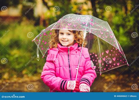 Petite Fille Se Cachant Sous Un Parapluie De La Pluie Dans Le Parc D