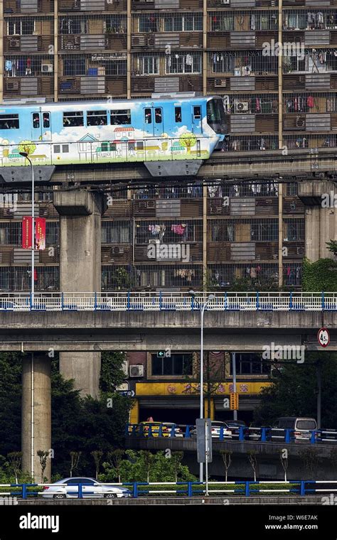 Un Tren Monorail De Chongqing Light Rail Recorre Edificios Residenciales De Gran Altura En
