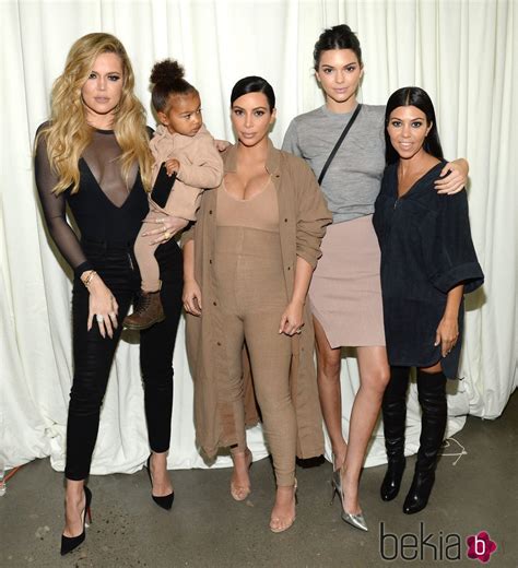 Kim Khloe Kourtney Kardashian Junto A Kendall Jenner Y North West En El Desfile De Kanye West