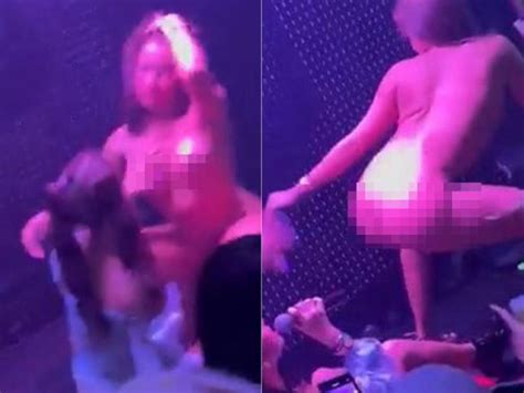 Fã de MC Pipokinha sobe no palco e faz sexo oral na cantora vídeo