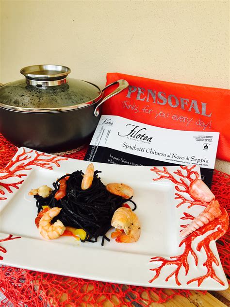 Scolate la pasta al dente direttamente nella padella con l'olio caldo e aggiungete la sacca con il nero di seppia rompendola leggermente con l'aiuto di una forbice. SPAGHETTI AL NERO DI SEPPIA PEPERONI E MAZZANCOLLE | In ...