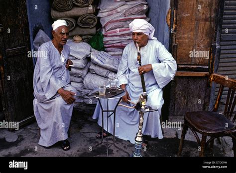 Ägypter Die Traditionelle Galabyeh Kleidungsstück Und Rauchen Shisha Pfeife Im Khan El Khalili