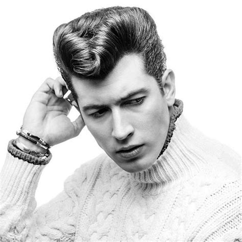 1.40 wavy thick hair with tramline. RG: 🔥@thebarbershopbypacolopez🔥 Can't beat the classics ...