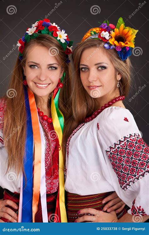 mulheres novas na roupa ucraniana foto de stock imagem de bordado ornamento 25033738