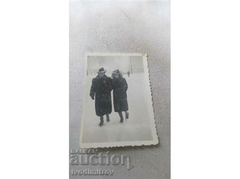 Снимка София Две жени в зимни палта на разходка през зимата Стари снимки Изделия от хартия