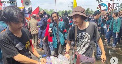 Berita terbaru / anies ken4 b4tunya.! Saat Demo, Mahasiswa di Lampung Bersihkan Sampah - Berita ...