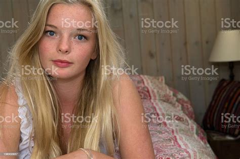 Teenage Girl Laying On Bed Foto Stok Unduh Gambar Sekarang Gadis