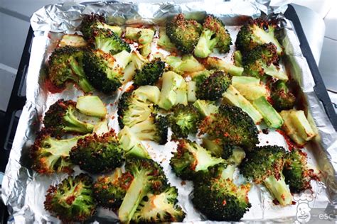 Aparece normalmente cocinado en tortillas, purés, gratinados, sopas, etc. Cómo cocinar el brócoli de forma sana: al horno y sin ...