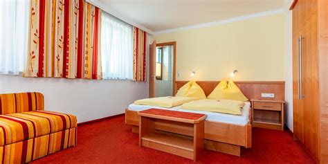 Zu dritt in einem bett: 3-Bett-Zimmer im Gasthaus zur Brücke in Saalfelden