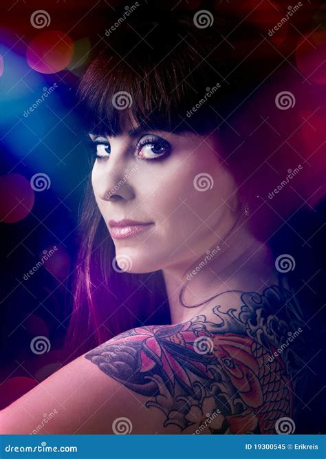 Femme Sexy Avec Un Tatouage Image Stock Image Du Beaut Flou