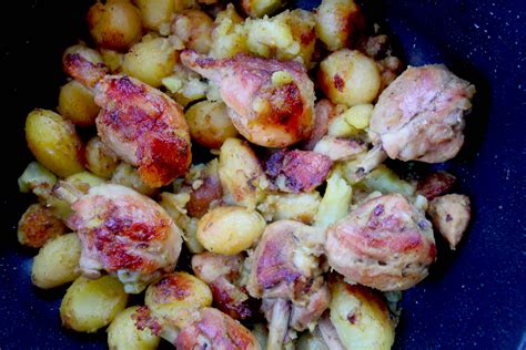 8 pezzi di pollo a scelta 8 patate medie 2 spicchi d'aglio 4 cucchiai di za'atar 1 noce di burro farina 00 o amido di mais sale marino iodato fine pepe nero macinato foglie di prezzemolo foglie di menta 1 limone siciliano non trattato olio evo. Pollo e patate in padella | L'orso ghiotto