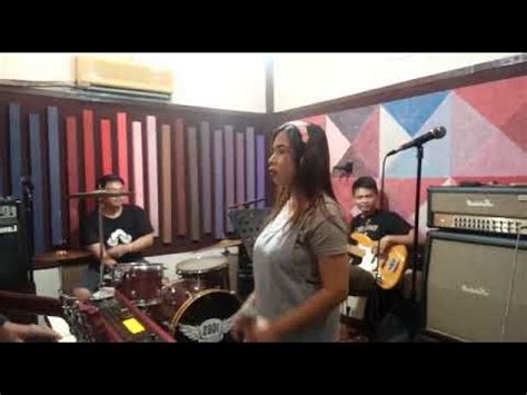 G#m f# e teramat sering kau membuat patah hatiku e f# kau datang padanya tak pernah kutahu g#m kau tinggalkan aku disaat ku butuh kan mu e f# cinta tak begini. Geisha - Jika Cinta Dia (Cover) - YouTube