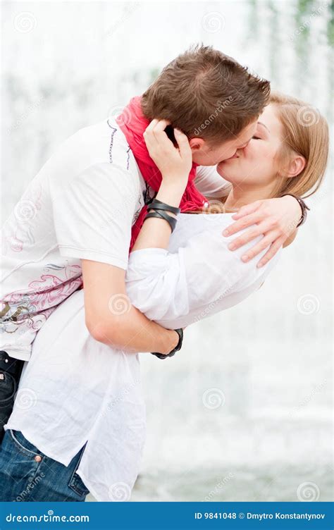 Belle Illustration Des Couples De Baiser Photo Stock Image Du Masculin Heureux