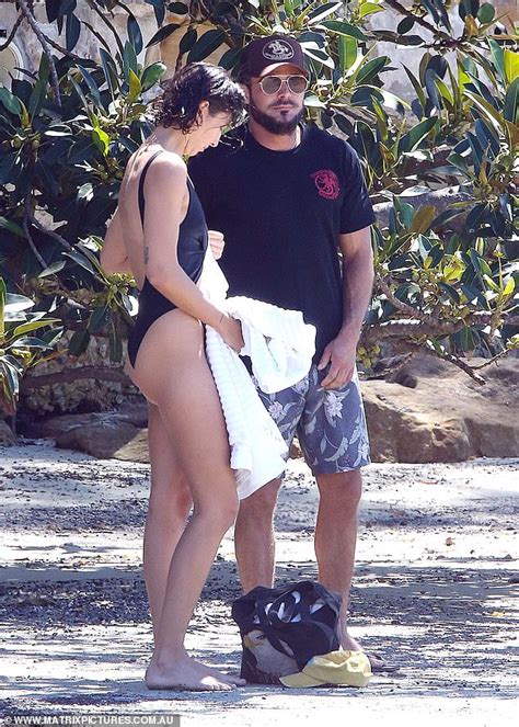 Zac Efron And Girlfriend Vanessa Valladares Enjoy A Beach Day In Sydney S Eastern Suburbs