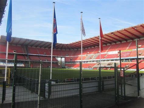 Standard heeft een grote traditie van voortgebrachte jeugdspelers en in de volgende jaren willen de rouches die politiek nadrukkelijk doordrijven. Le Stade du Standard de Liège. - Le blog de Bioul et son ...