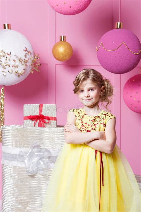 Mooi Meisjeskind 6 Jaar Oud In Een Gele Kleding Baby In Roze