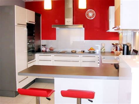 Choisissez un gris très clair question de david : Une cuisine ouverte en rouge et blanc
