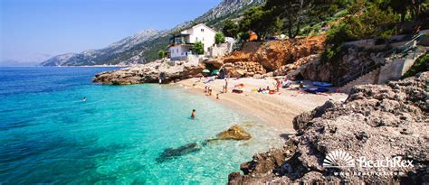 Beach is made of horizontal stone slopes and there are couple of pebble entrances to the sea. Strand Borak - Potomje - Dalmatien Dubrovnik - Kroatien ...