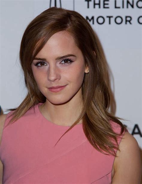 Emma Watson Le Enseña A Katie Holmes Su Perfecto Look De Graduación En
