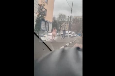 Viral Curioso En Medio De La Guerra Mujer Desnuda Corre A Polic A Ruso En Mosc