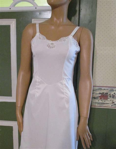 San Jose Mall Vintage White Lace Wonder Maid Non Cling Full Skirt Slip