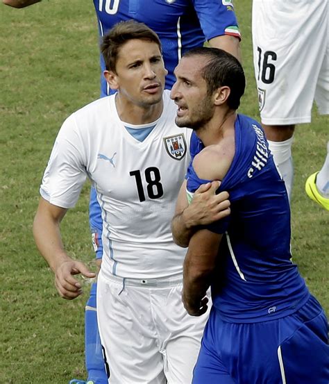 Wenige augenblicke später gingen die südamerikaner in führung und sicherten sich den. Suárez Biss gegen Chiellini: Sperre für WM droht - DER SPIEGEL
