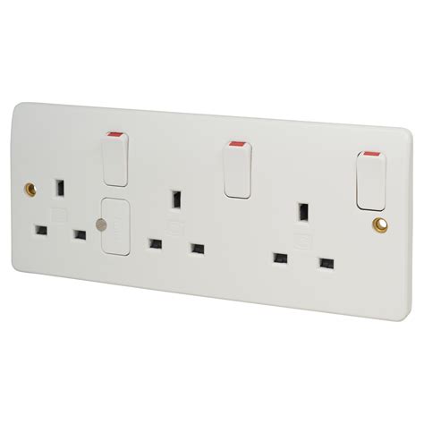 mk logic plus 13a 3 gang double pole dual earth switched socket white electricaldirect