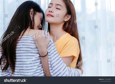 Same Sex Asian Women Lesbian Couple Foto De Stock 1101065609 Shutterstock