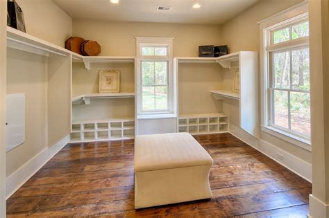 You must have a good walk in closet, so master bedroom designs with walk in closets must come easy after you take a look at our suggestion list. The master suite features a walk in closet with windows ...