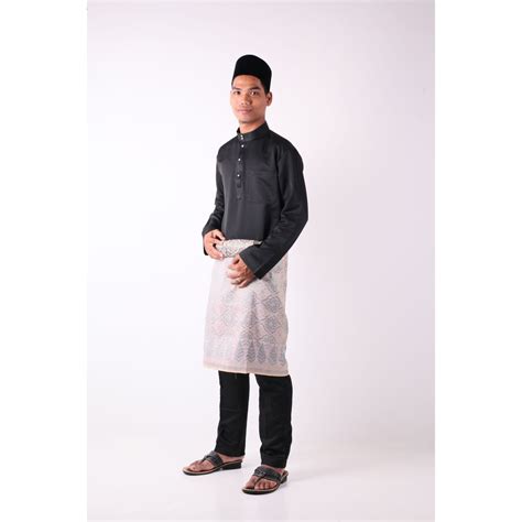 Baju melayu ni susah skit nak buat sebb pleated di dada tu yg rumit. BAJU MELAYU HITAM LELAKI DEWASA CEKAK MUSANG PEARL SKIN ...