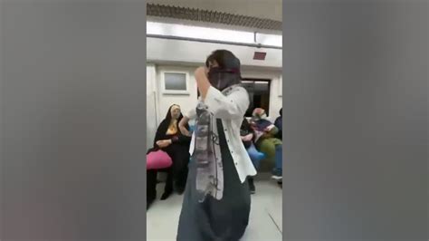 رقص دیدنی زنی داخل متروی تهران ؛ رقصیدن خانمی داخل مترو ؛ رقص زیبای