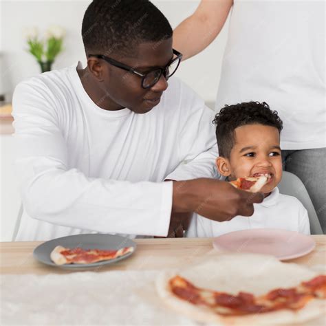 Pai E Filho Comendo Pizza Foto Premium